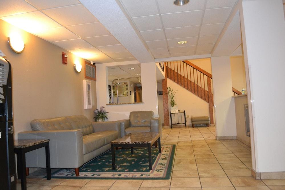 Super 8 By Wyndham Germantown/milwaukee Hotel