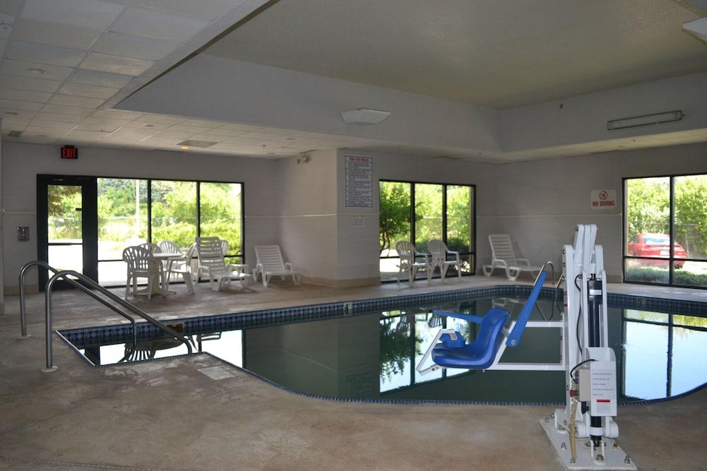 Super 8 By Wyndham Germantown/milwaukee 2*