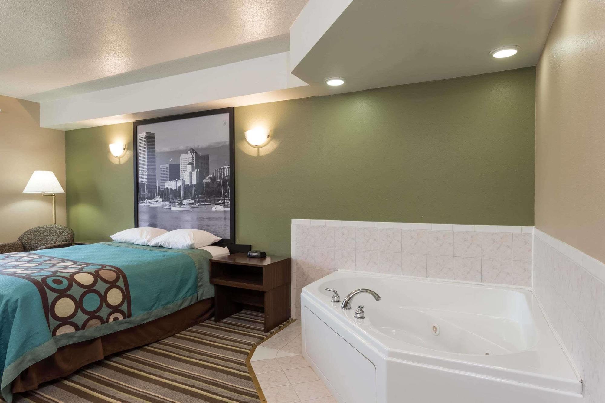 Super 8 By Wyndham Germantown/milwaukee Hotel 2*