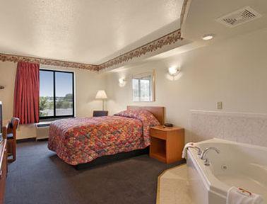 Super 8 By Wyndham Germantown/milwaukee 2*